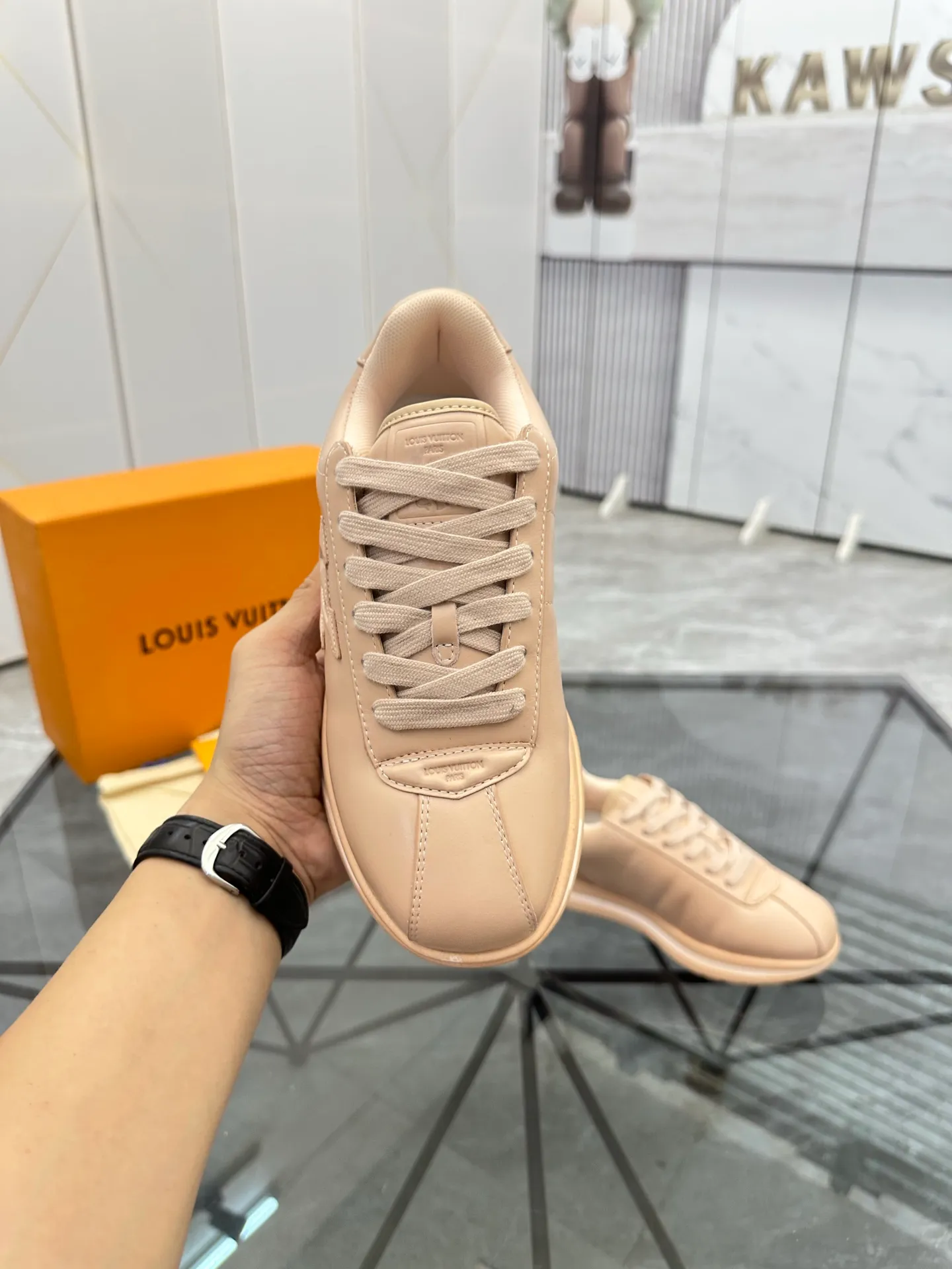 Men's shoes: 💰P700¥ Top quality Product trademark: LV* "Louis Vuitton*" low-top casual shoes Regular size: 35-45 (can be customized to 46) Couple style Product materials: Imported cowhide upper, breathable lining, original outsole. Number: two